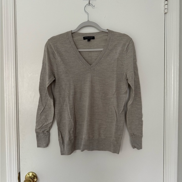 Banana Republic merino wool V-Neck Sweater - Picture 1 of 3